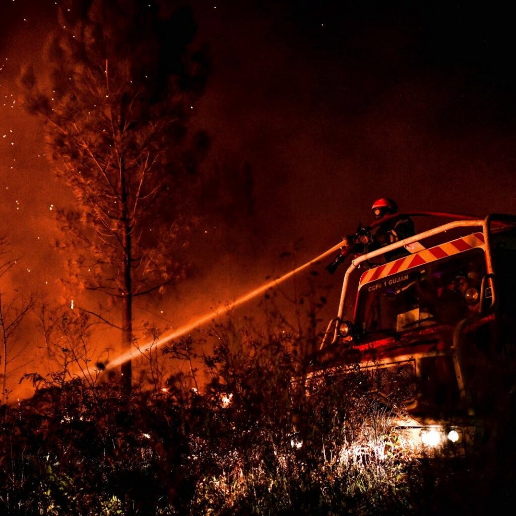 Premieră mondială: Franța folosește un avion militar la stingerea incendiilor de vegetație