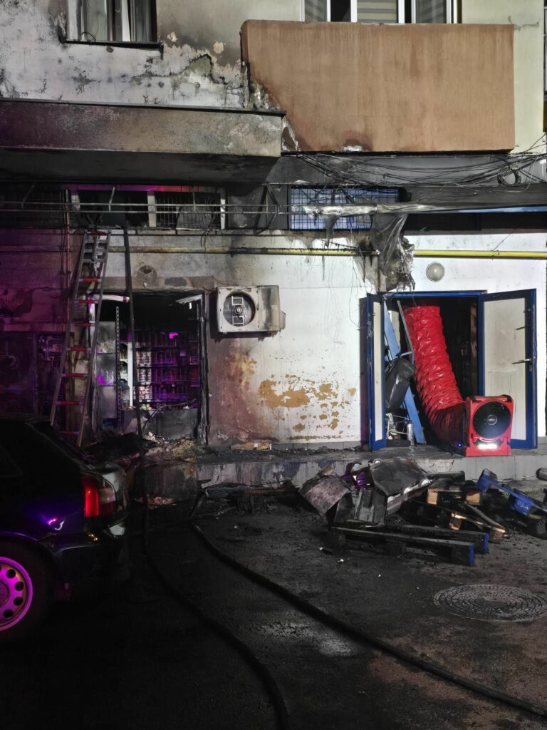 Un incendiu pornit de la o ghenă de gunoi a distrus două mașini și a afectat un bloc din Cluj Napoca