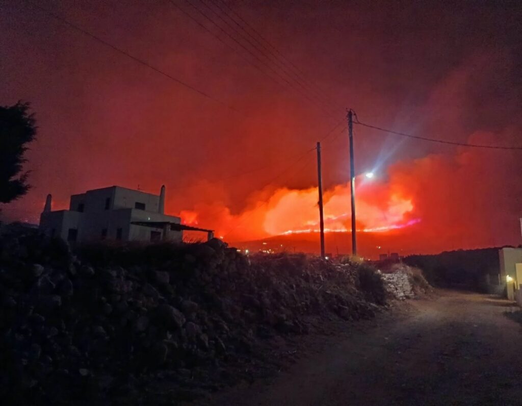 Evacuări pe una dintre cele mai populare insule turistice din Grecia după izbucnirea unui incendiu de vegetație