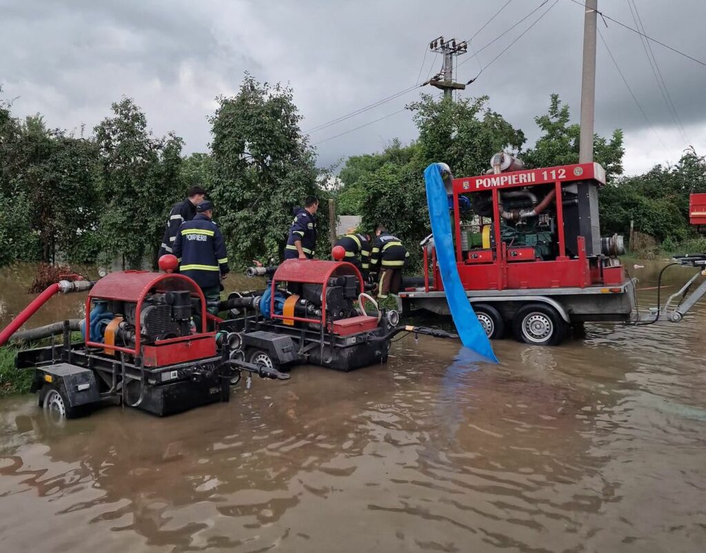 Ploaia a transformat locuințele în capcane. Oamenii au fost evacuați după inundații