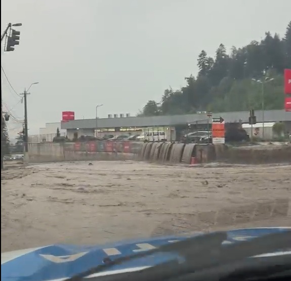 Inundații în centrul stațiunii Bușteni. Circulația pe DN1 este îngreunată