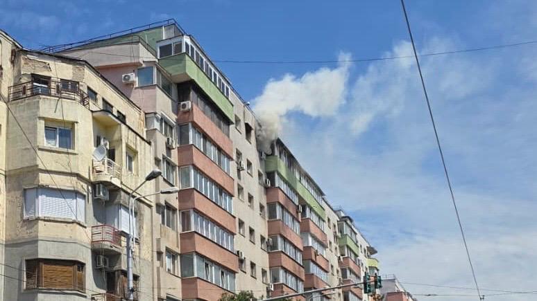 Incendiu izbucnit la un apartament din București. Sunt înregistrate degajări mari de fum