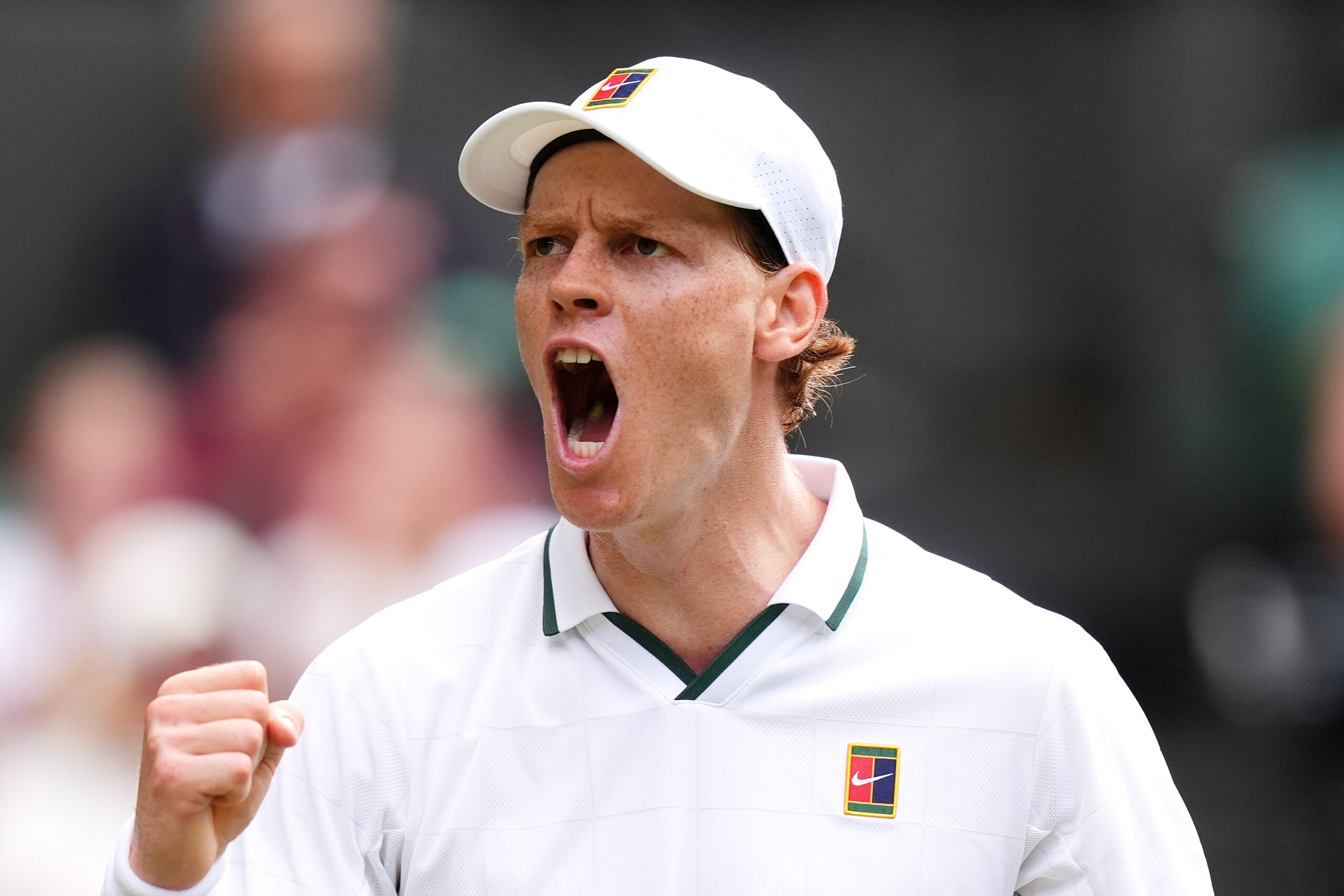 Djokovic și Sinner avansează la Wimbledon; sârbul egalează recordul lui Federer