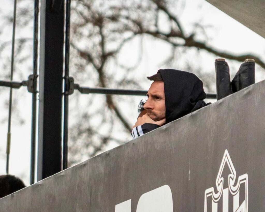 Lionel Messi, primit ca un erou la clubul familiei sale din Rosario. Apariția starului a atras sute de fani