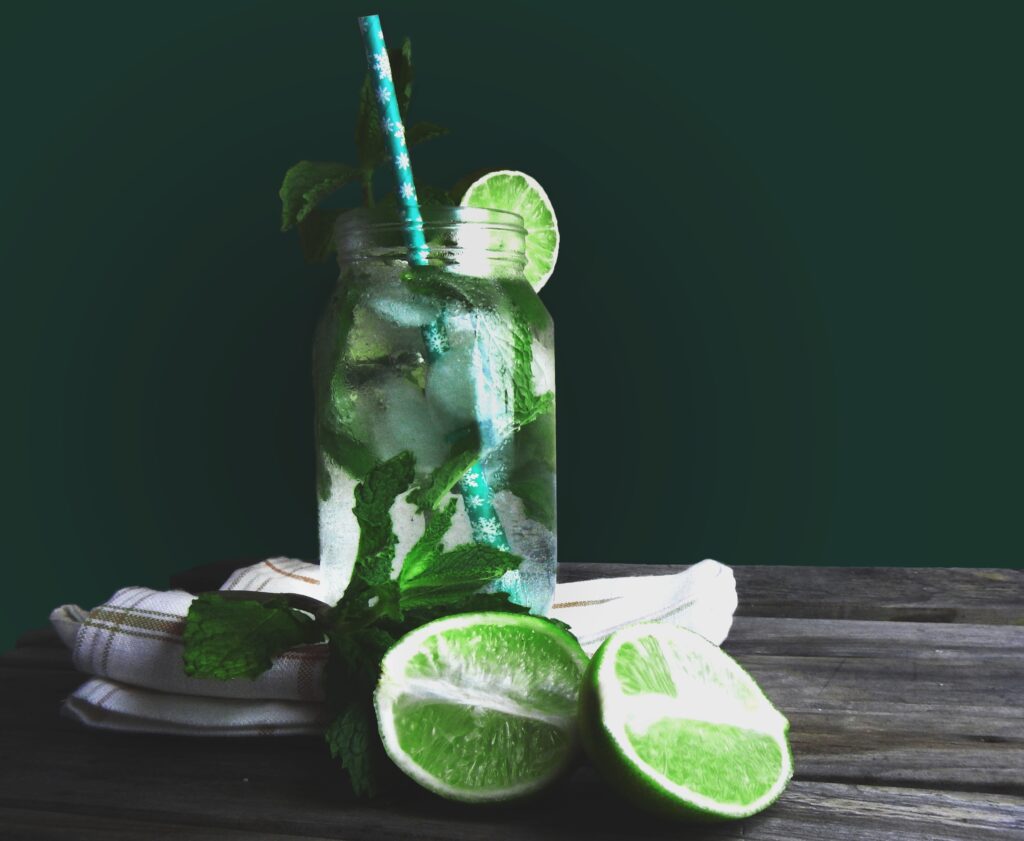 Legenda din pahar: Cum a ajuns mojito unul dintre cele mai iubite cocktailuri din lume