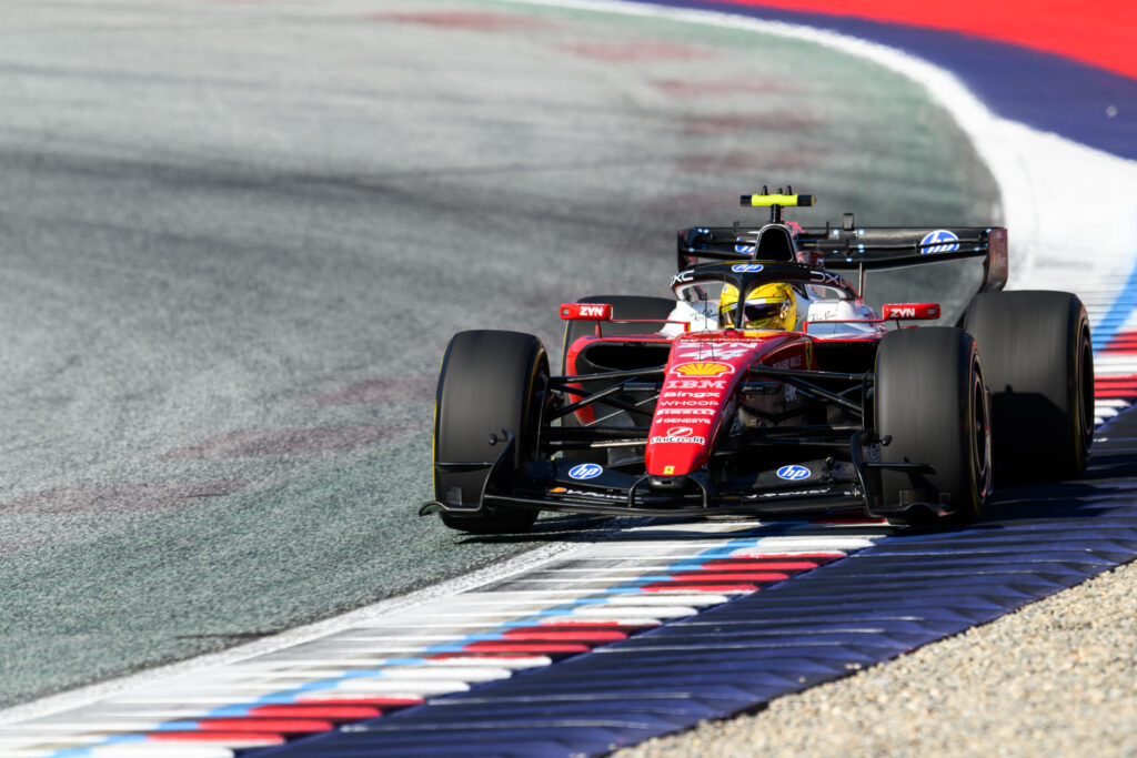 Lewis Hamilton obține pole position-ul pentru cursa Sprint de la Silverstone din Formula 1. Pilotul Ferrari îl întrece pentru 11 miimi pe liderul clasamentului general