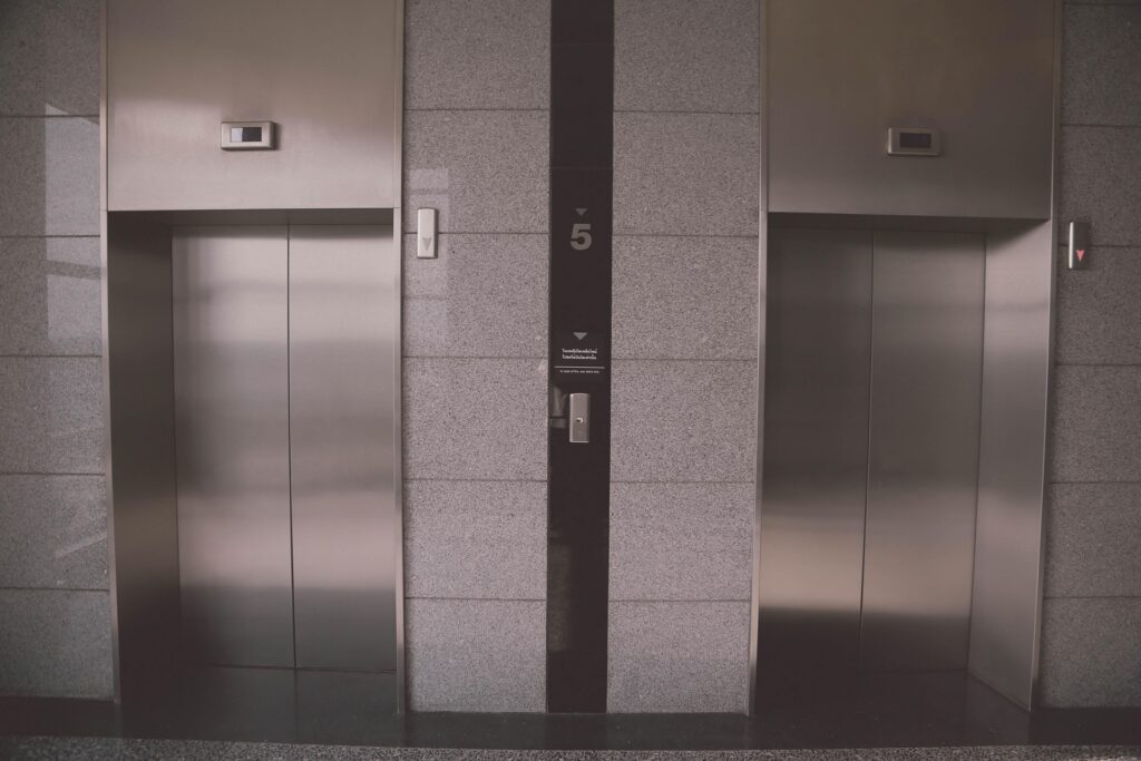 Un lift din Galați s-a prăbușit cinci etaje. Un bărbat care făcea reparații a murit