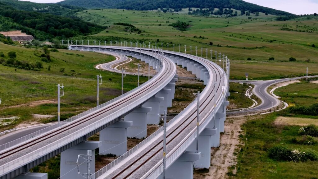 630 de milioane de euro pentru finalizarea căii ferate Brașov–Sighișoara. Guvernul aprobă negocierea împrumutului