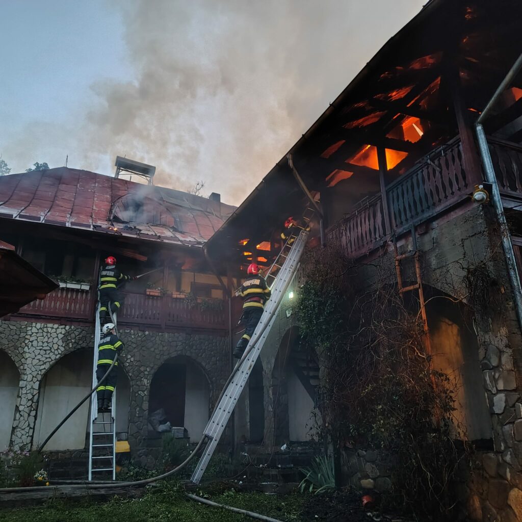 Incendiu puternic la Mănăstirea Bisericani din Neamț. Flăcările au cuprins clădirea cu arhiva și spațiile de cazare