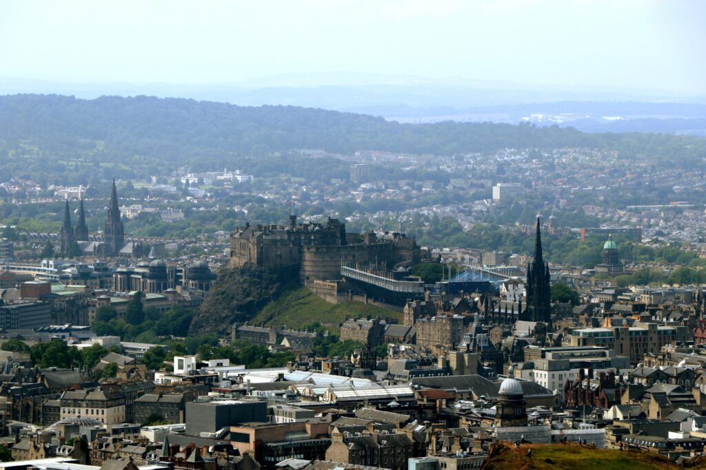 Edinburgh devine primul oraș din Scoția care introduce o taxă pentru turiști. Iată cât trebuie să plătești