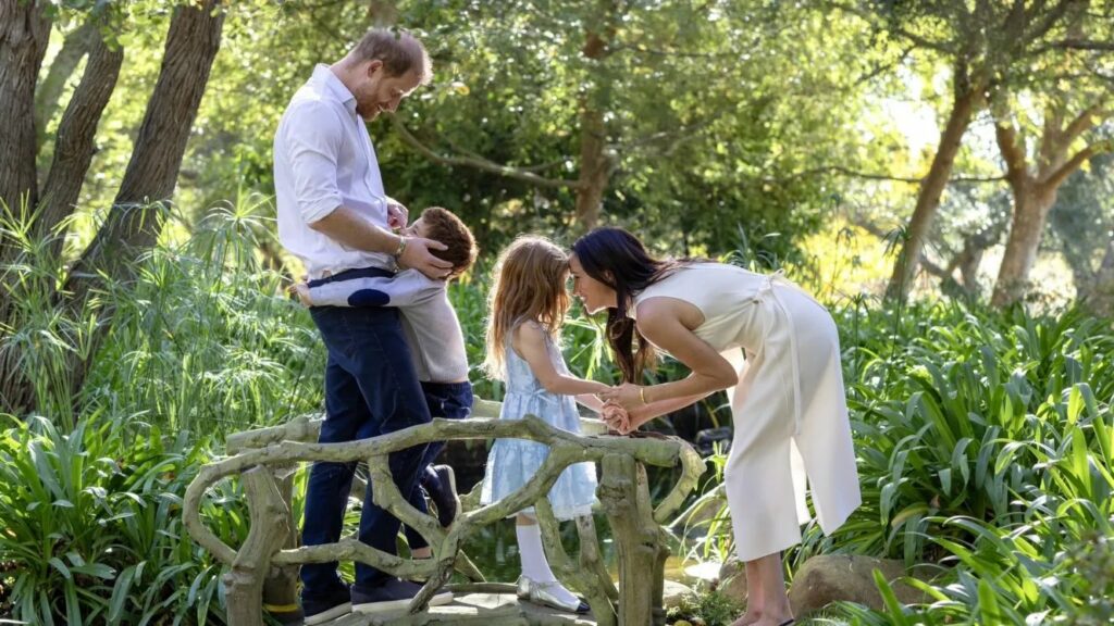 Meghan Markle îi aduce pe Archie și Lilibet în Marea Britanie pentru reuniunea cu Regele Charles