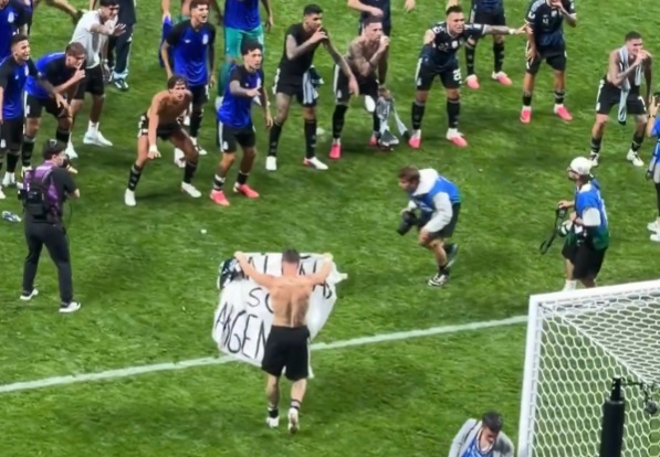 Argentina riscă sancțiuni din partea FIFA după un gest făcut imediat după victoria cu Anglia. Mesajul care a stârnit controverse