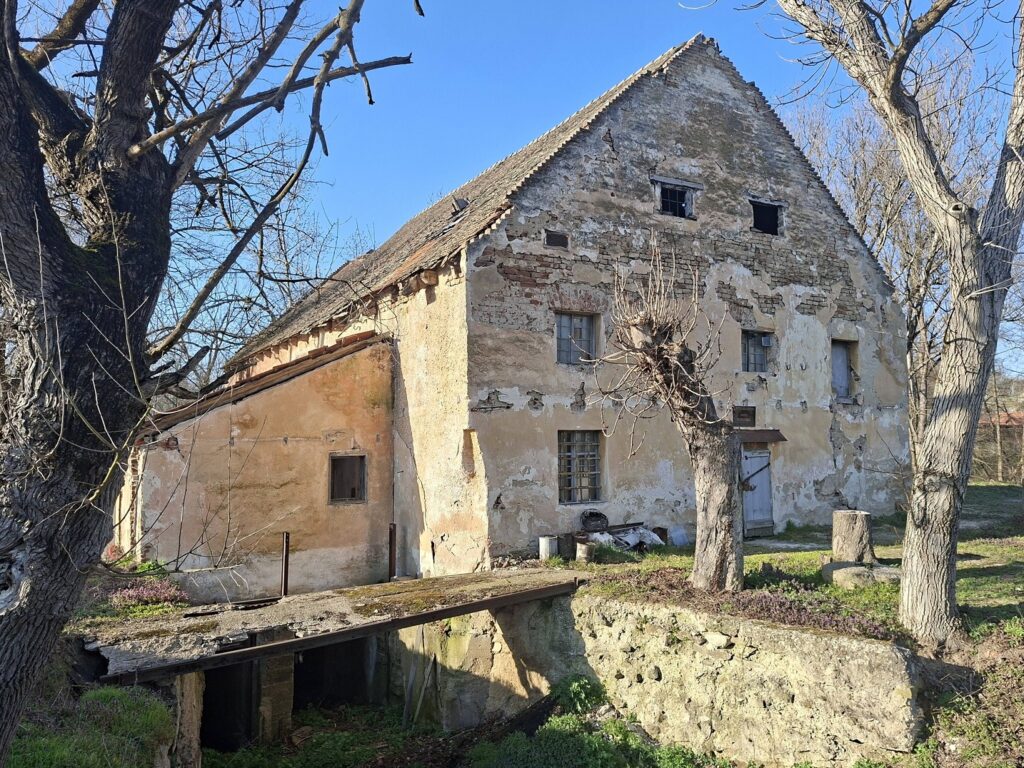 Moara din Valeapai, veche de 120 de ani, restaurată și transformată într-un muzeu al morăritului