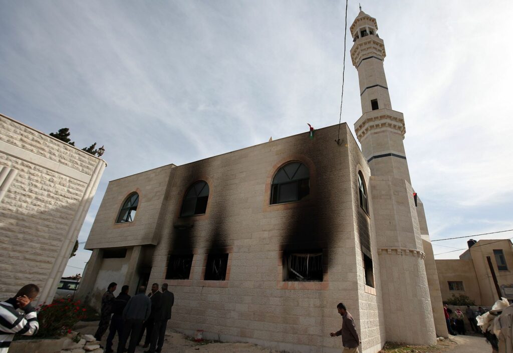 Coloniștii israelieni au incendiat moschei și culturi agricole în Cisiordania. „Au venit de peste tot”, spun localnicii