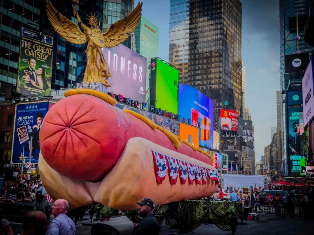 Statuie inedită la New York: Hot Dog gigant, „servit” în mijlocul Times Square