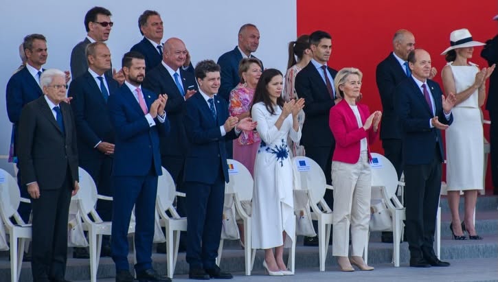 Nicușor Dan, însoțit de Mirabela Grădinaru la parada militară de pe Champs-Élysées