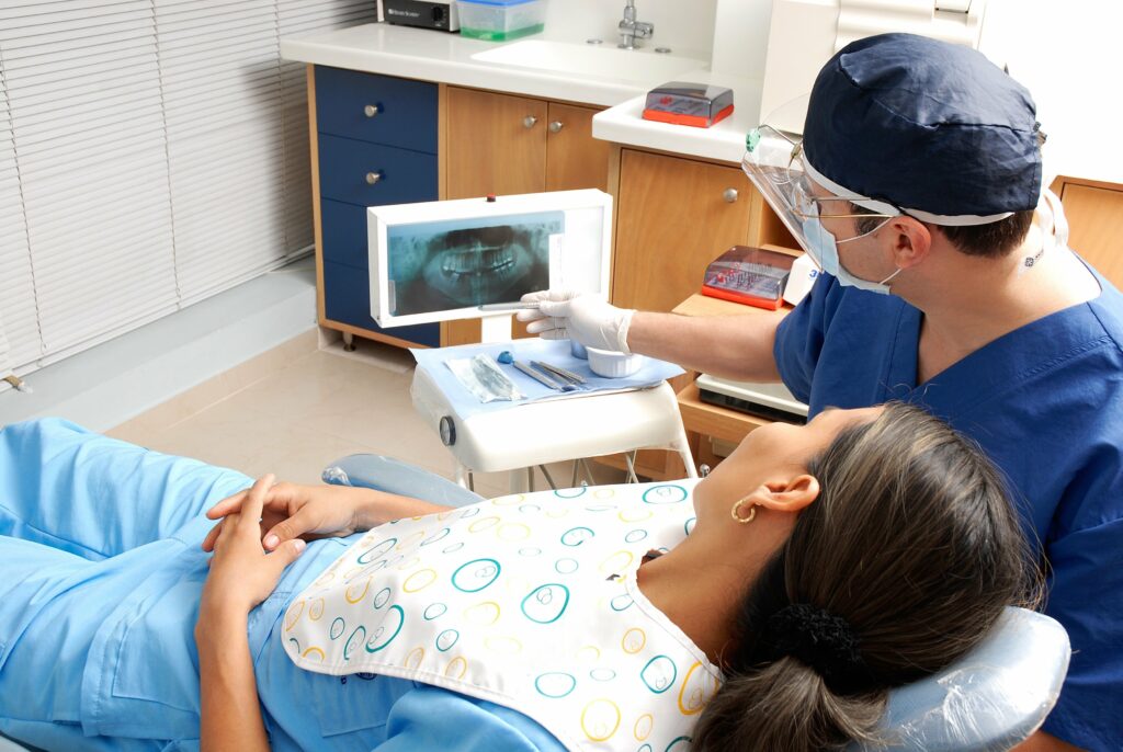 O bacterie ce cauzează boli gingivale afectează inima. Un miliard de oameni trăiesc cu această boală