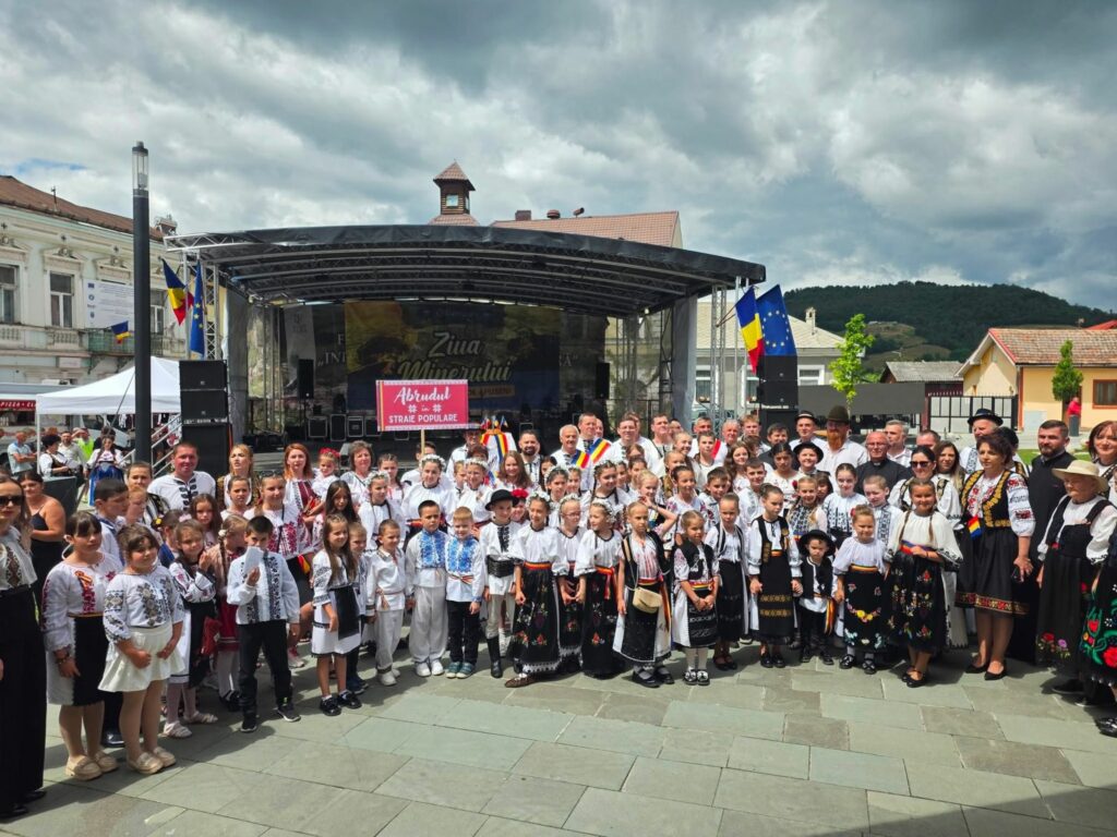Victor Negrescu: Tradițiile din Țara Moților sunt mai vii ca oricând. Prima Paradă a Portului Popular, organizată la Abrud