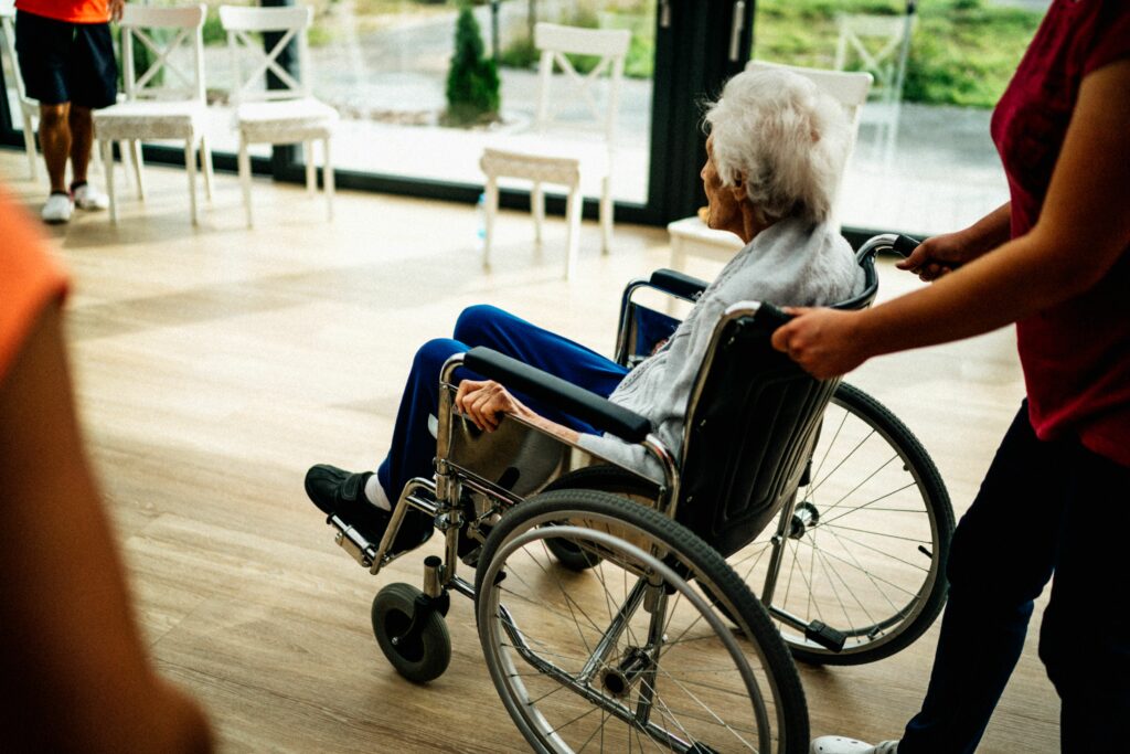 Furnizorii de servicii sociale avertizează: România riscă un colaps în îngrijirea vârstnicilor. Costul minim ajunge la 6.100 de lei pe lună