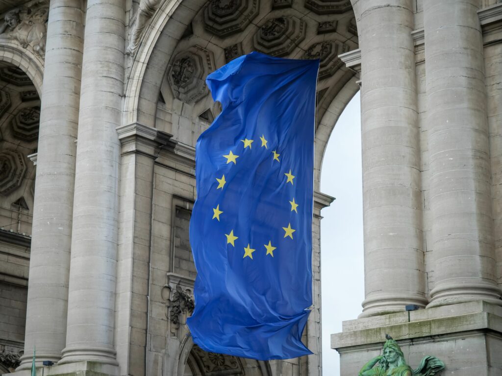 UE sancționează spionii cibernetici ruși după ani de atacuri informatice. Nicușor Dan: „România condamnă activitățile cibernetice ostile”. Reacția MAE