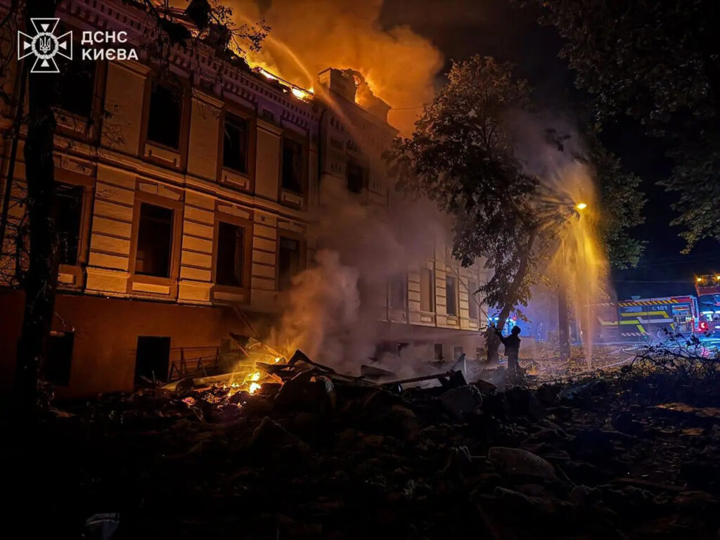 Atac extrem de agresiv al Rusiei asupra Kievului în noaptea de sâmbătă spre duminică / Cel puțin șapte răniți și incendii în mai multe cartiere, după bombardamente cu rachete balistice