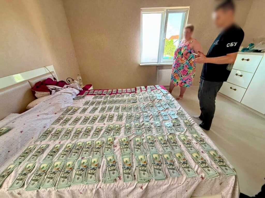 Războiul din Ucraina, faza pe anticorupție: rețea de medici care produceau invalizi fictivi și un pat plin cu dolari