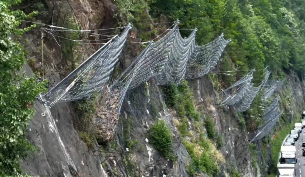 Fără restricții de trafic pe Valea Oltului în august: barierele de protecție de pe DN 7 și-au arătat deja eficiența