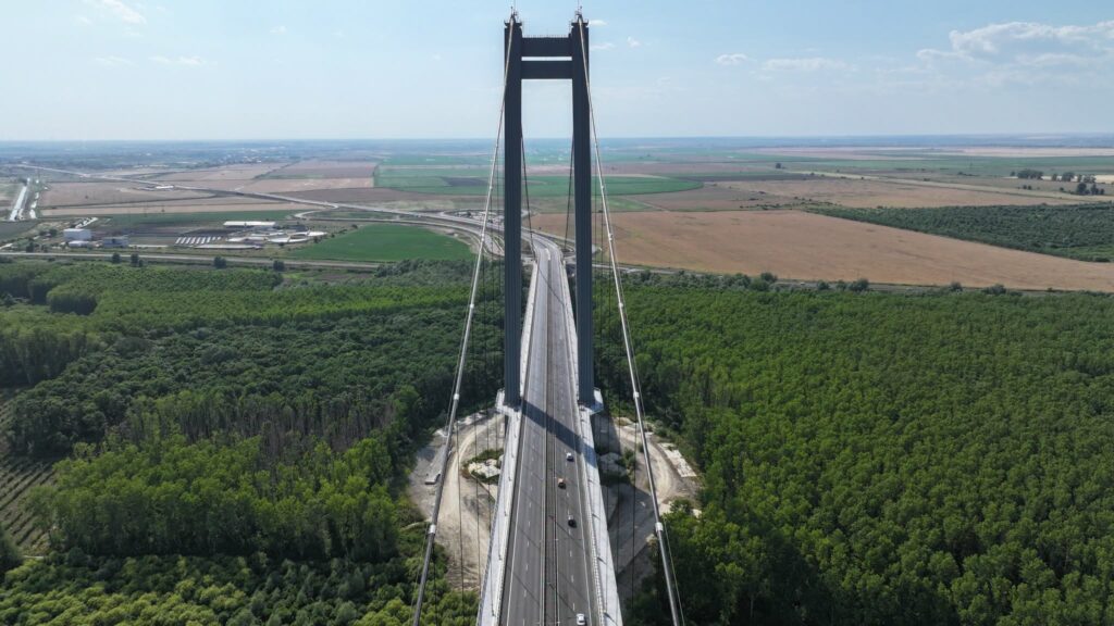 Lucrări de asfaltare pe Podul Suspendat peste Dunăre, în zona Brăila