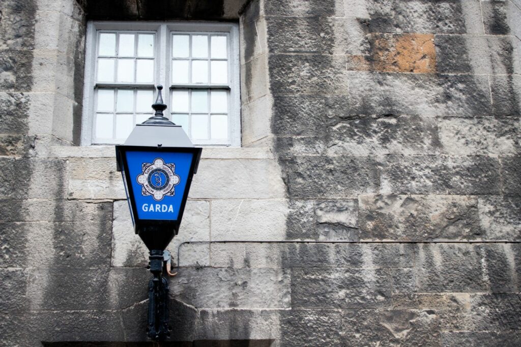 Anchetă antiteroristă în Irlanda: un bărbat, inculpat în cazul unei bombe descoperite într-un autoturism