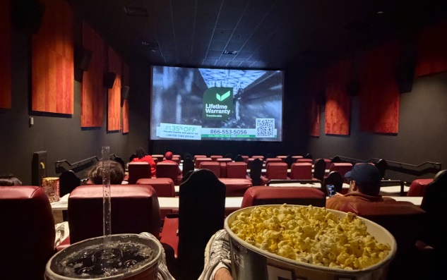 De ce costă atât de mult popcornul la cinema? Secretul afacerii care ține în viață marile lanțuri de cinematografe