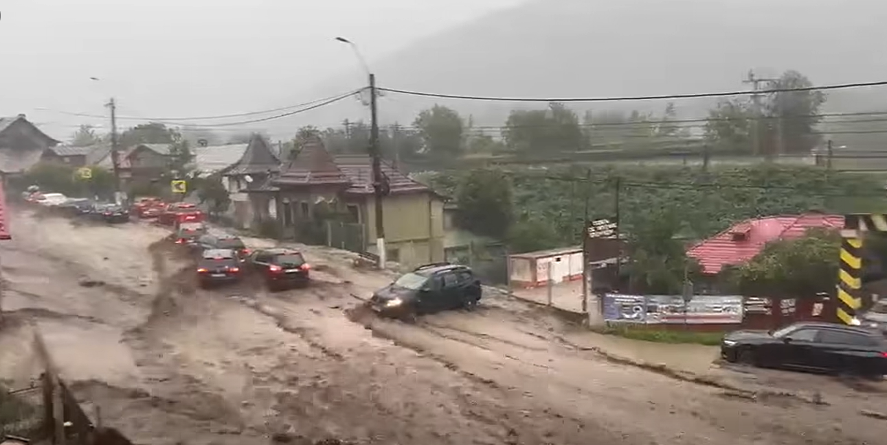 Viitură la Bușteni: Mașini luate de ape, DN1 blocat
