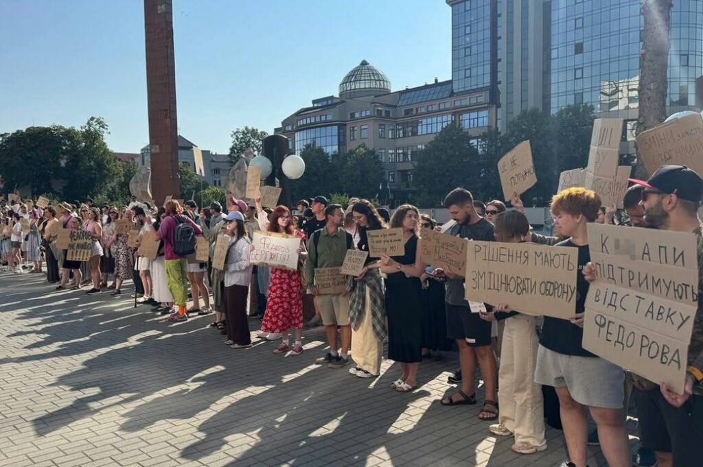 Val de proteste în Ucraina după demiterea ministrului Apărării. Manifestanții îi cer lui Zelenski să revină asupra deciziei