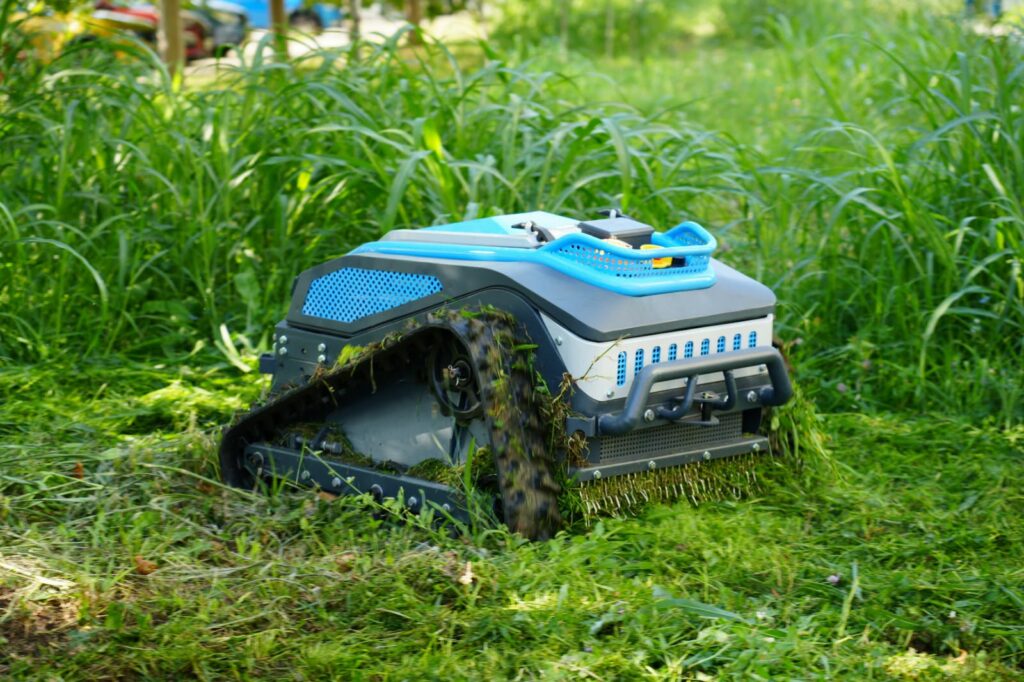 Primăria Sectorului 3 testează un robot electric „silențios” de tuns iarba