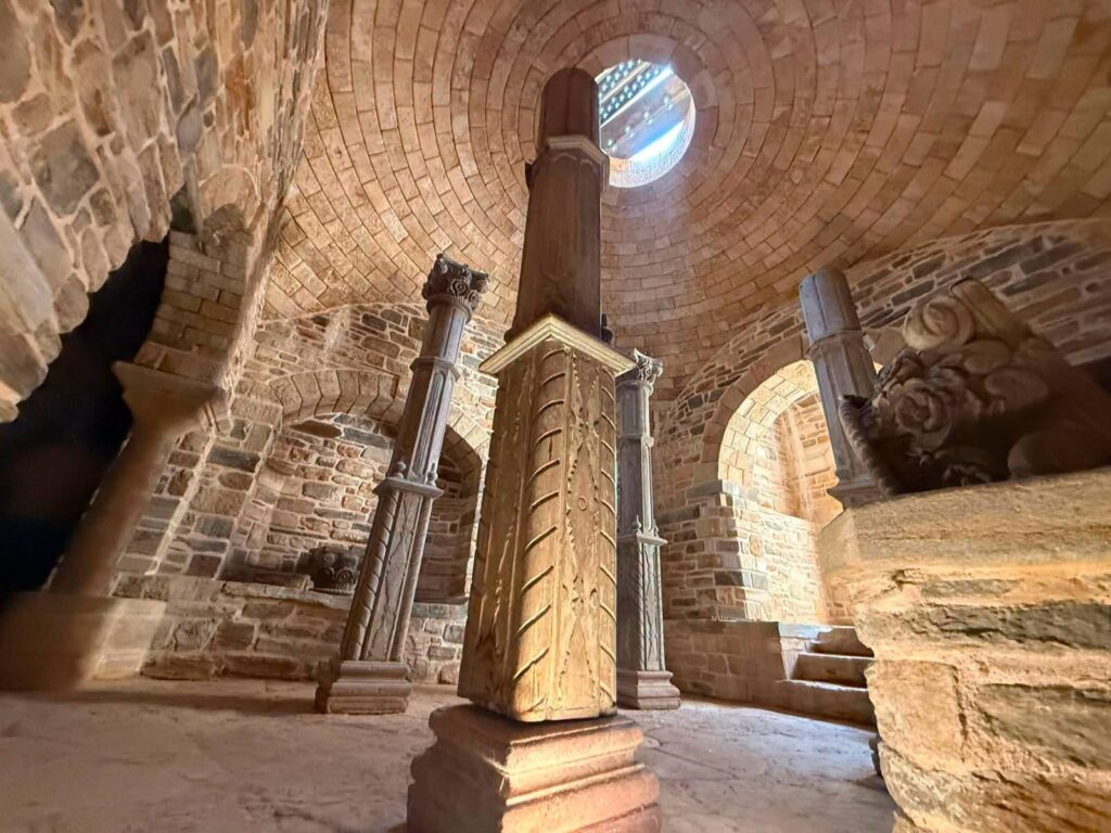 Rogobete îl invită pe Ghinea la Muntele Athos, după ce l-a ironizat pe Facebook