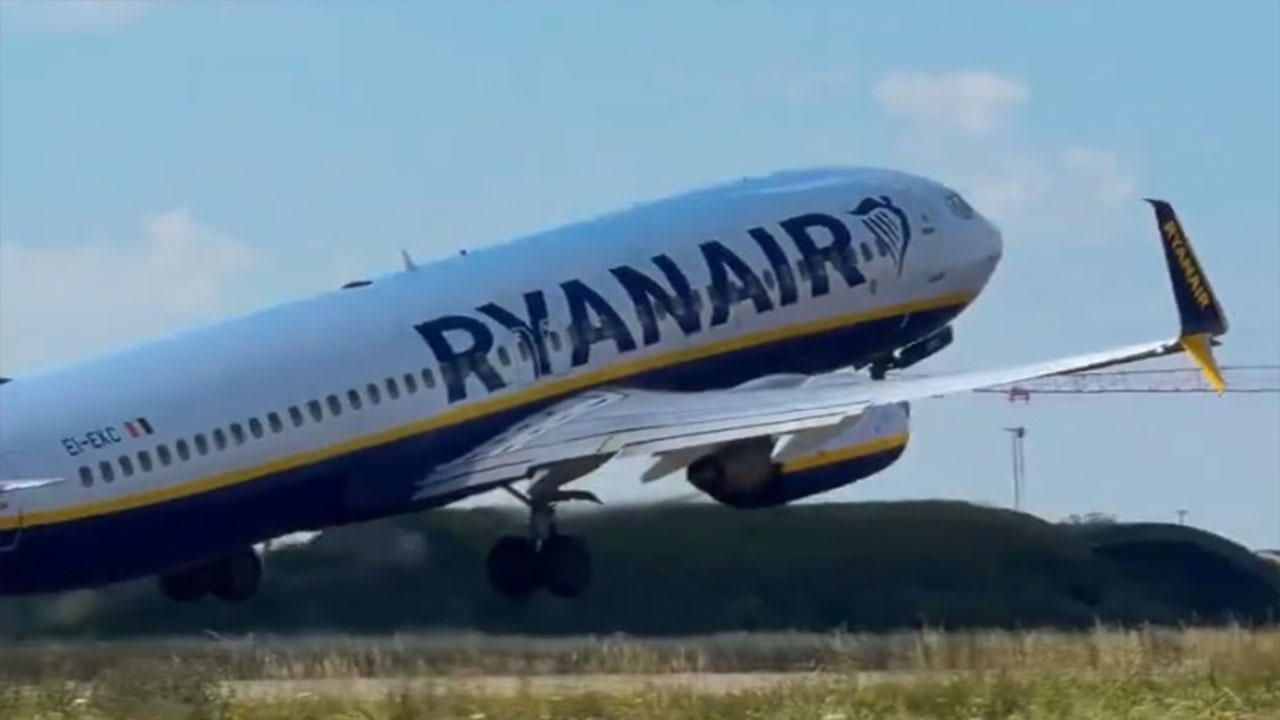 Incident grav la bordul unui avion Ryanair: geam spart în zbor
