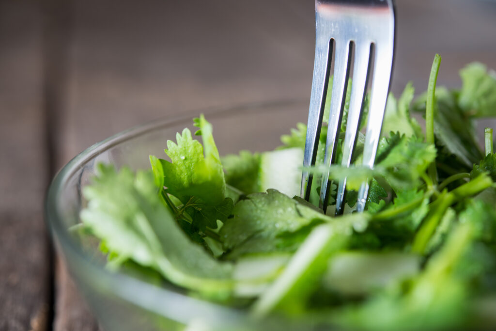 Ai mâncat salată verde recent? Simptomele care pot indica o infecție periculoasă