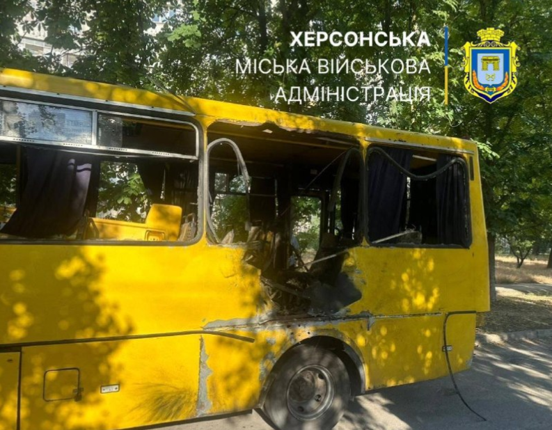 Ucraina. O dronă rusească a lovit un microbuz în Herson: Două persoane au murit, alte cinci sunt rănite