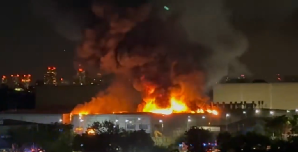 Incendiu uriaș la un service cunoscut din Londra. 100 de pompieri au fost mobilizați