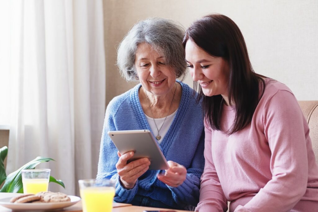 SeniorHelp, cea mai amplă platformă online de cămine și servicii pentru vârstnici din România: după cazul Dumbrava, sute de căutări și solicitări din 34 de județe. Familiile cer preț și transparență, iar legislația pentru furnizorii privați a devenit subiect național (P)