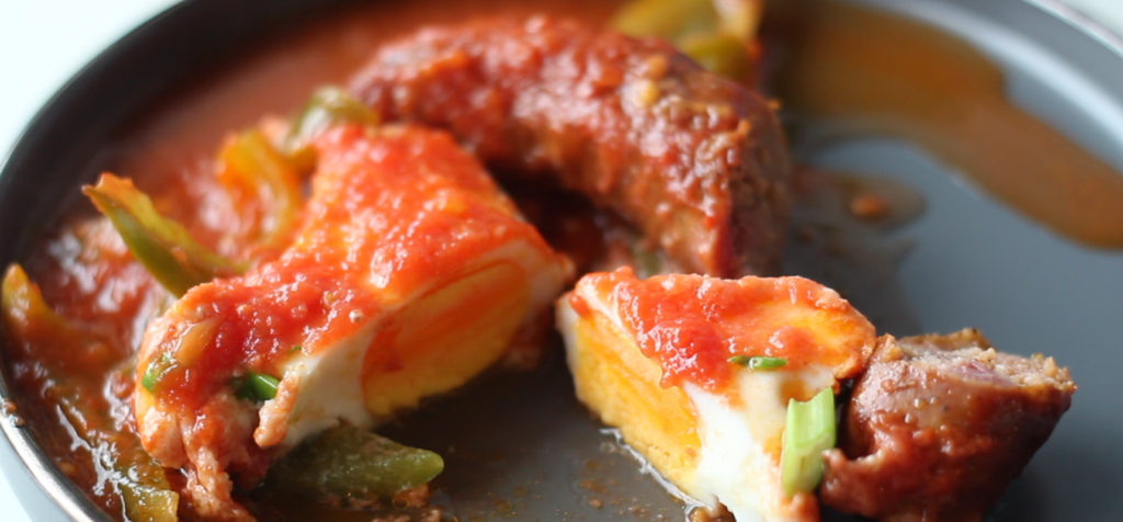 VIDEO | Shakshuka picantă cu Durdulii, rețeta rapidă care transformă câteva ingrediente simple într-o masă completă