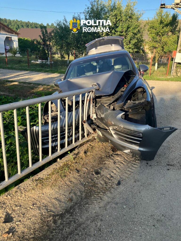 Urmărire pe șoselele din Maramureș: un șofer cu alcoolemie peste limita penală a fugit de poliție și s-a izbit de un pod