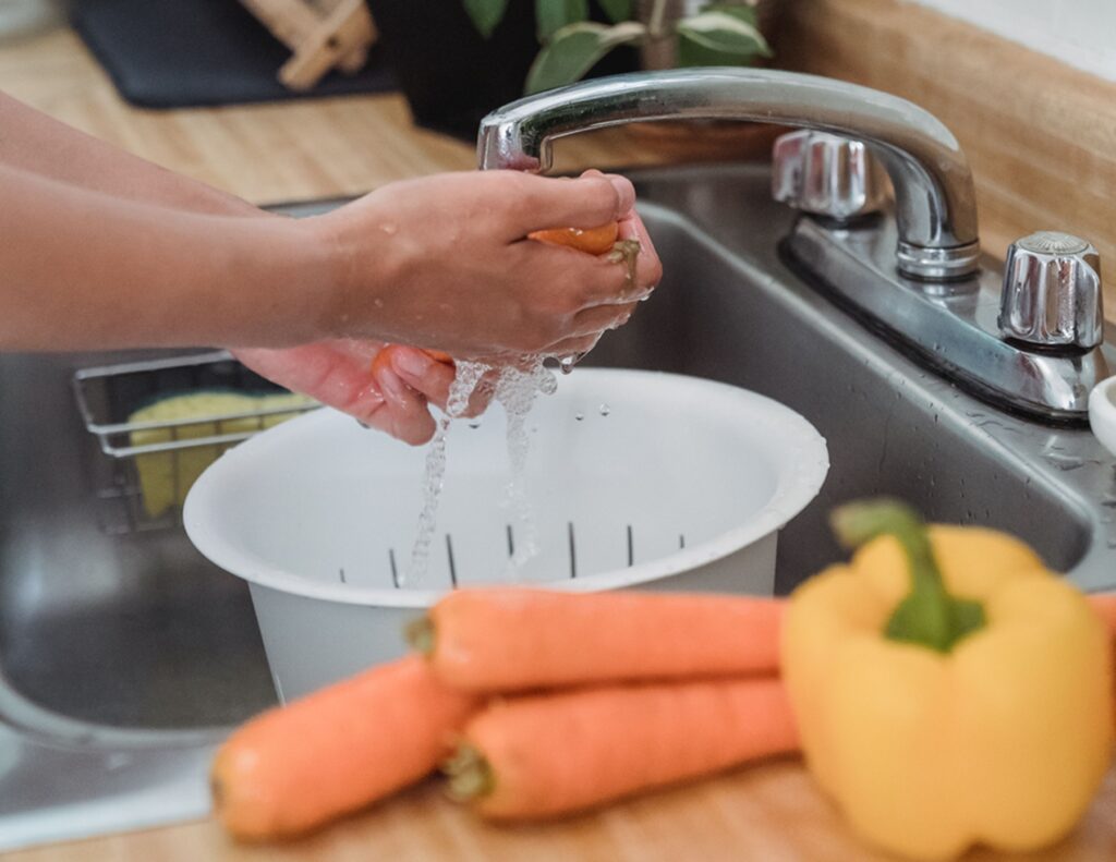 Cea mai bună metodă de spălare a fructelor și legumelor, conform experților