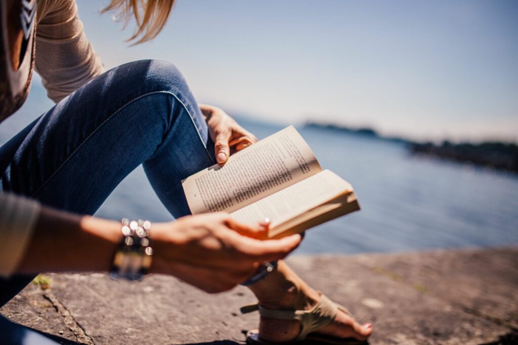 Escapadele literare, noul trend în turism. Cărțile îi conving pe tot mai mulți turiști să-și aleagă destinațiile de vacanță