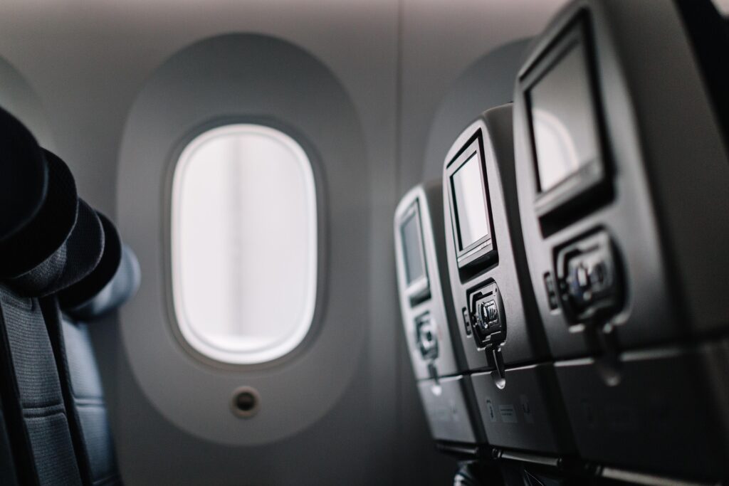 Scandal într-un avion. O familie a încercat să păcălească un pasager pentru un loc mai bun