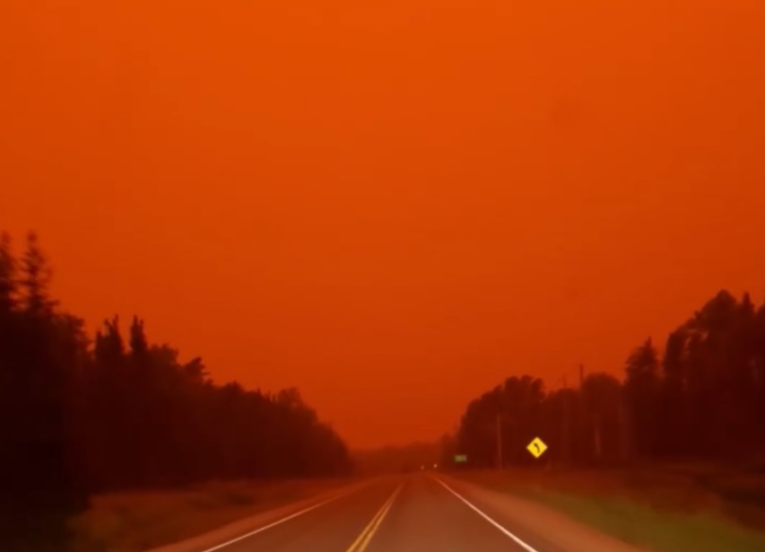 Fumul incendiilor din Canada sufocă America de Nord: mii de oameni evacuați, iar norul toxic se întinde până la New York și Washington