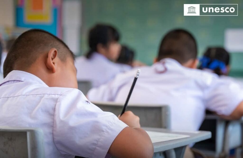 UNESCO avertizează: 113 țări cheltuiesc mai mult pentru datorii decât pentru educație. Ajutorul internațional riscă să scadă cu 30%