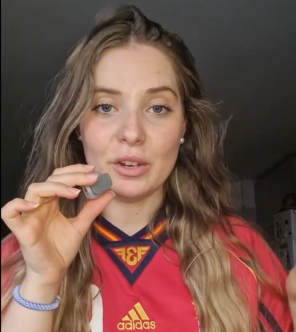 O tânără din Spania stabilită în România observă diferențele culturale: „Toată lumea își dă jos pantofii”