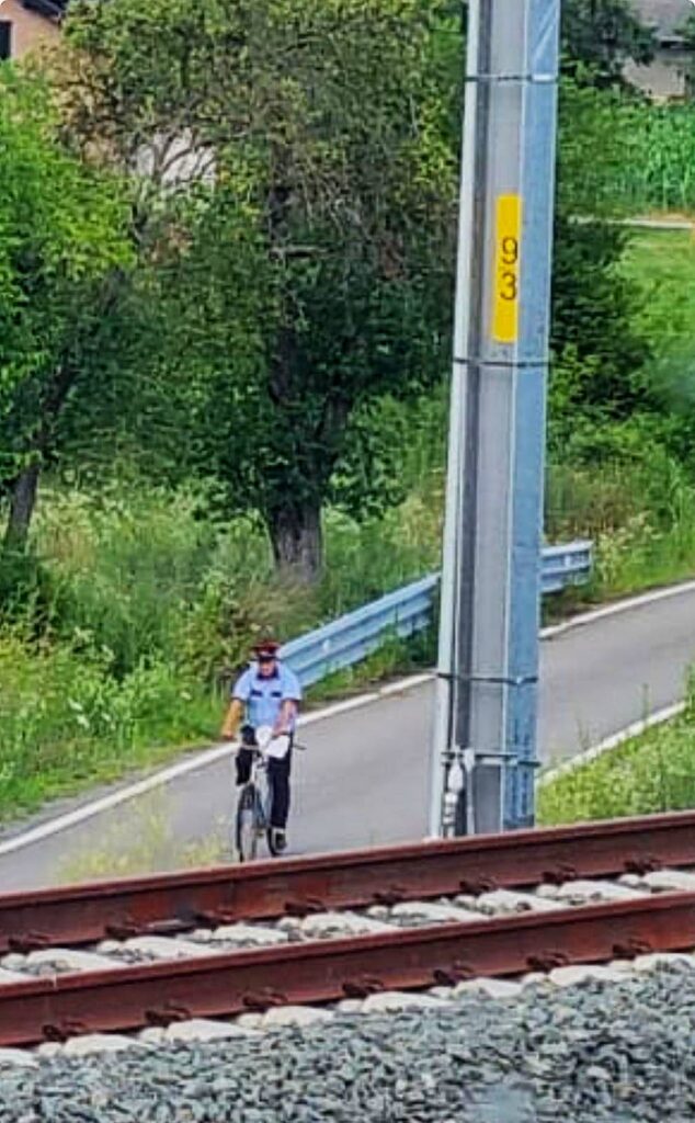 Asociația Pro Infrastructură: Trafic dirijat cu telefonul și bicicleta pe o secțiune de cale ferată