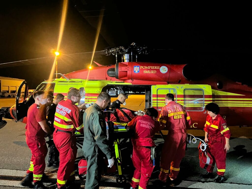 Premieră medicală în România: o pacientă de 18 ani, transportată cu un elicopter Black Hawk în timp ce era conectată la ECMO