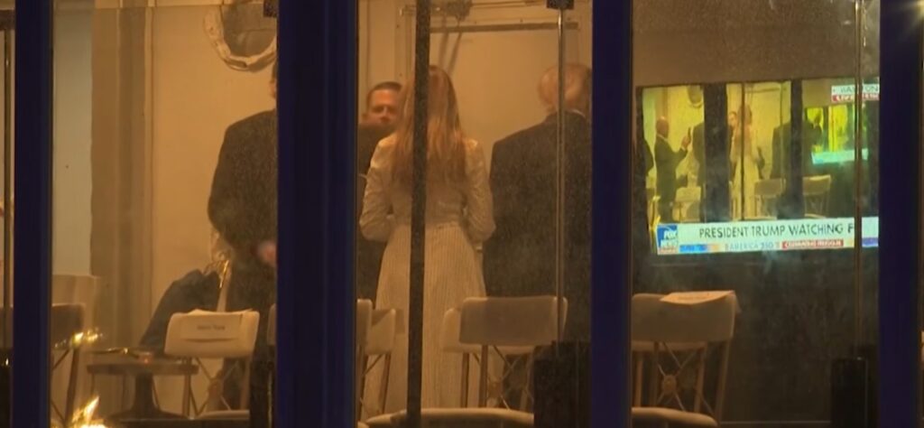 Trump n-a ratat ocazia să-l salute pe … Trump. Președintele american, surprins făcând cu mâna propriei imagini